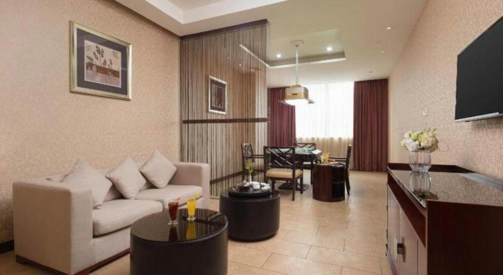 Leisure Hotel Дунгуань Экстерьер фото
