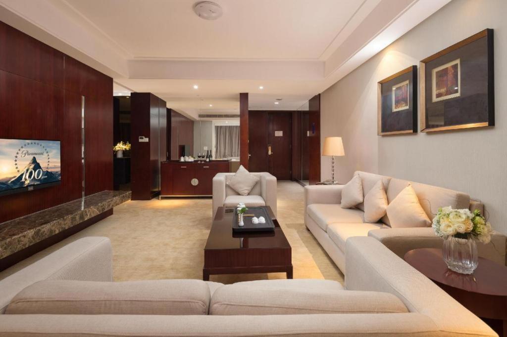 Leisure Hotel Дунгуань Экстерьер фото
