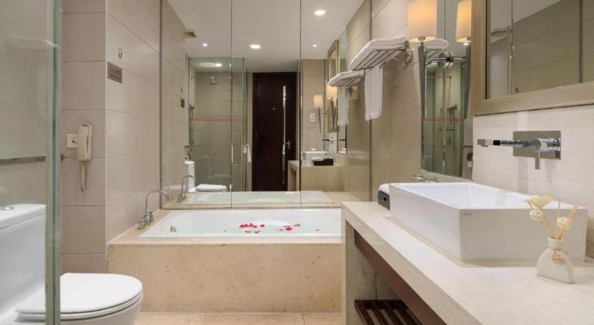 Leisure Hotel Дунгуань Экстерьер фото