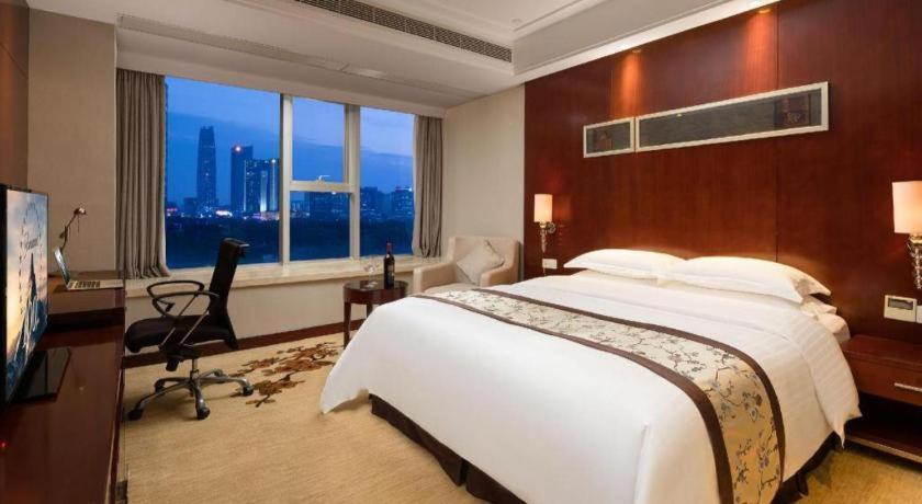 Leisure Hotel Дунгуань Экстерьер фото
