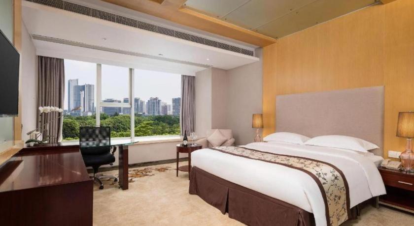 Leisure Hotel Дунгуань Экстерьер фото