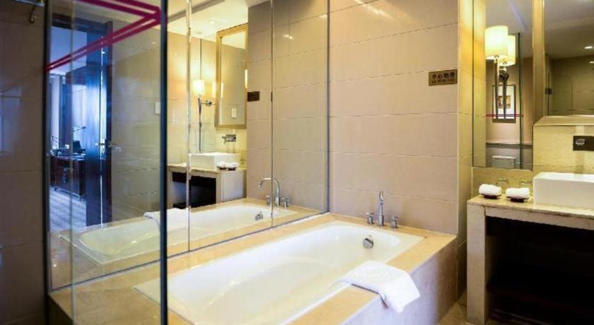 Leisure Hotel Дунгуань Экстерьер фото